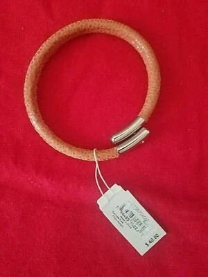 NUEVO CON ETIQUETAS $48 Pulsera Magnética Niñas Patrón Piel de Serpiente Rosa/Plateado Cuero/Acero Foto 1 de 4
