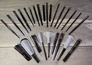 LAURA MERCIER 26 Pezzi Set di Pennelli Professionali, Nuovi, Autentici in Confezione di Fabbrica - Foto 1 di 12