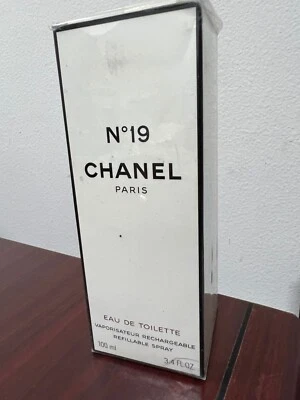 *Hecho en Francia* CHANEL No.19 3.4 FL oz EDT spray recargable con estuche plateado Foto 1 de 3