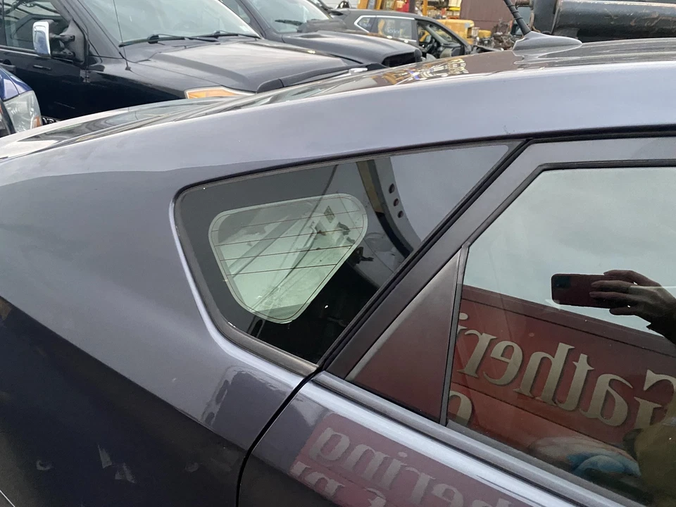 Cuarto de cristal derecho usado se adapta a: Toyota Prius Prius 2014 enchufable VIN DP 7º y 8º Foto 1 de 4