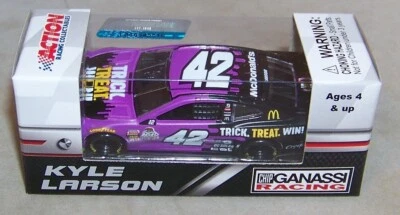 Acción 1:64 2018 #42 MCDONALD'S TRICK TREAT WIN HALLOWEEN PÚRPURA KYLE LARSON NUEVO EN CAJA Foto 1 de 3