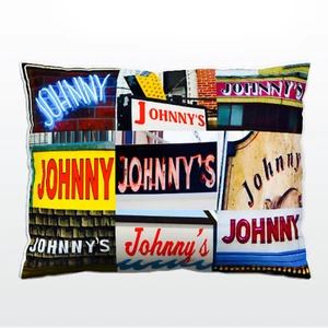Personalisiertes Kissen mit dem Namen JOHNNY auf Fotos von Schildern - Bild 1 von 1