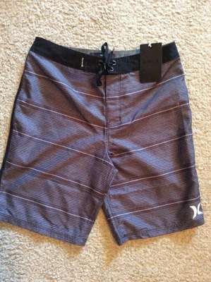 Bermuda de natação listrada Hurley cinza/preto/branco masculina 14/27 - Imagem 1 de 3