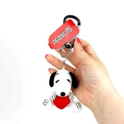 PEANUTS Karabiner Maskottchen Plüsch Sitzend Ver. Snoopy & Herz 65Mm Spielzeug - Bild 1 von 2