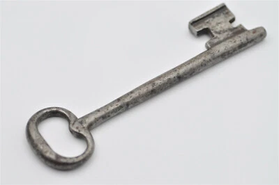 Ancienne clé pour serrure de porte en bois de chateau en fer forgé collection 6 - Photo 1/4