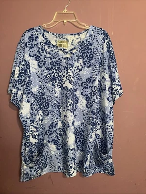 Butter soft Stretch Scrub Top Shirt 4 Pockets Blue Design Womens Scrubs Size 3X - Image 1 of 4