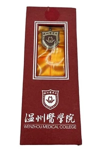 Wenzhou Medical College 1912 silberfarbenes Metall Lesezeichen Souvenir rote Box 5,5 Zoll - Bild 1 von 9