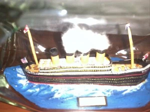 Titanic en una botella - Raro bajo peoducción de la década de 1990 - Todavía nuevo en caja - Imagen 1 de 4