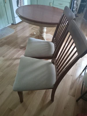 Mesa de cocina y dos sillas. Muy resistente  Foto 1 de 2