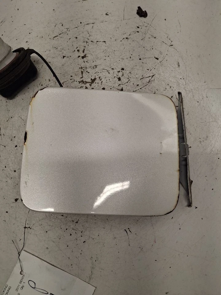 Puerta de llenado de combustible Sentra 2011 1381716 Foto 1 de 4