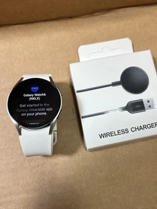 Samsung Galaxy Watch6 SM-R930 40mm Gold Aluminum Case with Cream Sport Band... - Photo 1 sur 4