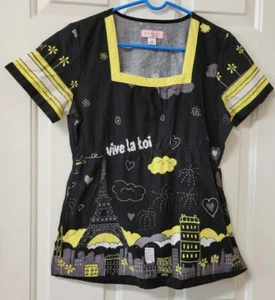 Koi Scrub Top Piccolo S Nero Giallo Vive La Koi Parigi Città Skyline Francia Francese  - Foto 1 di 2