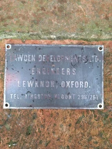 Vintage Messing Ingenieure Namensschild Plakette LAWDEN DEV LTD LEWKNOR OXFORD KOSTENLOSER VERSAND & - Bild 1 von 5