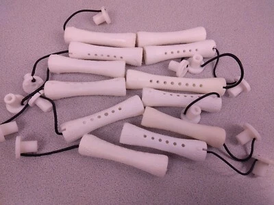 Lote de 11 varillas permanentes de plástico blanco de 2 1/2" con banda elástica sin marca.          (51,1) Foto 1 de 4