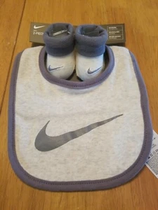 Nike Baby Lätzchen und Bootie Set, Größe 0/6 Monate - Bild 1 von 2