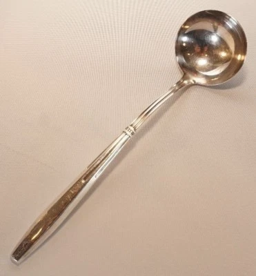 Cucharón de caldo moderno de mediados de siglo con mango de ley 9 1/4" Foto 1 de 3