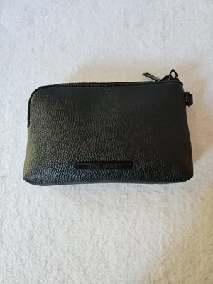 Steve Madden 黑色钱包腕带纹理拉链钱包(无肩带) — 第 1/4 张图片