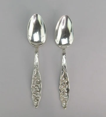 Par de encantadoras cucharas para servir de plata esterlina Whiting Lily of the Valley de 8 1/8" Foto 1 de 4