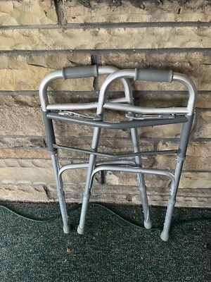 Muletas de aluminio para axilas McKesson para adultos - 5,2 a 5,10 pies Usuario Foto 1 de 3