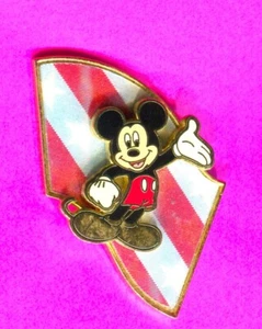 DISNEY MICKEY MOUSE USA FLASHER PIN RED WHITE AND BLUE STARS & STRIPES PIN - Picture 1 of 1