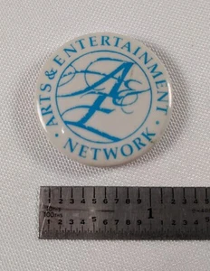 Prendedor vintage de Arts & Entertainment Network azul y blanco de NG Slater Corp. - Imagen 1 de 2