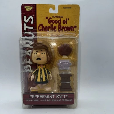 Memory Lane Good Ol Charlie Brown menta empanada con guante de béisbol y teléfono Foto 1 de 4
