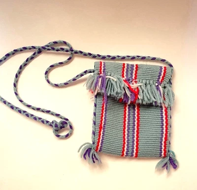 "Bolso bandolera colombiano hecho a mano wayuu a rayas azul tejido tejido con solapa flecos 6x7""" Foto 1 de 4