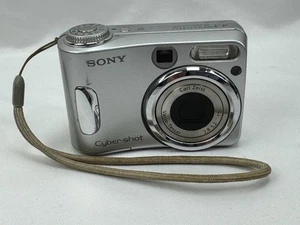 Sony Cyber Shot DSC S90 4.1MP Camera Silver - Broken Door Clip - Tested - Afbeelding 1 van 16