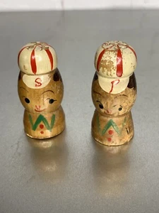 Vintage Holz Baseball Spieler Miniatur Salz & Pfefferstreuer Japan - Bild 1 von 6