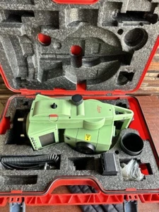 Leica TCR705 Total Station with Hard Case - Picture 1 of 7