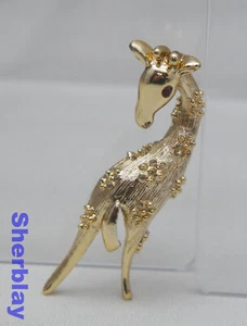 Vintage Gerry’s Jewelry Mother Giraffe Red Rhinestone Eye Gold tone Pin Brooch - Picture 1 of 3