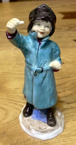 Figura de colección Royal Worcester, "febrero" por F G Doughty - Imagen 1 de 3