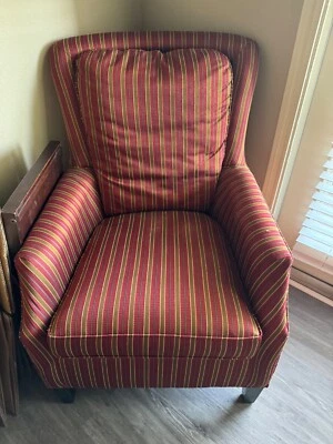 Dos sillas con respaldo de ala, apenas usadas  Foto 1 de 3