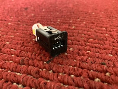 BMW E82 E60 E90 E70 E71 USB ENCHUFE PUERTO DE ENTRADA CARGADOR CONECTOR OEM 101MK Foto 1 de 4