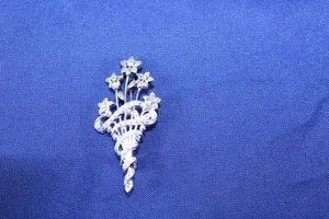Silver-Plated Floral Pin 2 3/8" long x 1 1/8" wide Signed Wlind - Picture 1 of 4