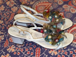 Vintage Amalfi By Rangoni White Leather Beaded Heels Shoes Lucite Flowers Italy - Picture 1 of 14