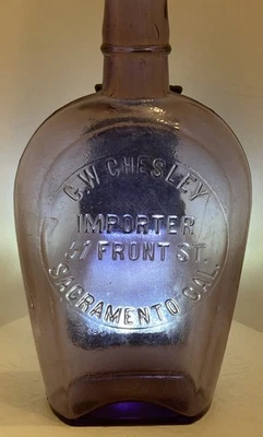 Botella de whisky "Ataúd" de una pinta de G. W. Chesley Sacramento California de la década de 1870 Foto 1 de 4