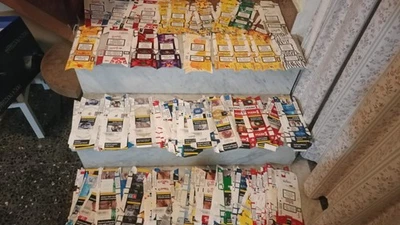 PACCHETTI SIGARETTE LOTTO REP.CECA EPOCA PIU DI 120 2000 VUOTI CON TANTE ED.LIM - Immagine 1 di 4