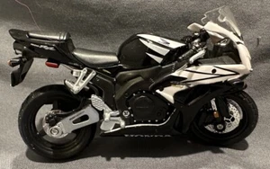 1:18 Maisto Honda CBR1000RR Motorcycle Model Bike - Picture 1 of 7