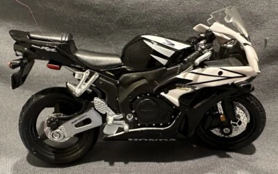 1:18 Maisto Honda CBR1000RR Motorcycle Model Bike - Image 1 of 4