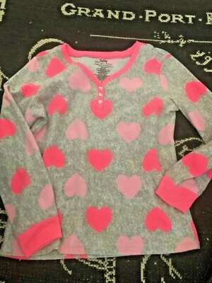 Nuevo JUSTICIA Salón Niñas M 8 Gris Rosa CORAZONES PJ Pijama Dormir Top Felpa HENLEY Foto 1 de 4