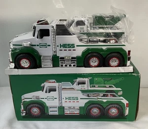 2019 Hess Abschleppwagen Rettungsteam Spielzeug LKW Lichter Geräusche Batterien enthalten - Bild 1 von 6