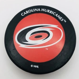 CAROLINA HURRICANES HOCKEY PUCK OFFIZIELLES TEAM SAMMLERSTÜCK - SCHNELLER VERSAND - Bild 1 von 2