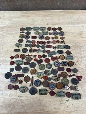 RARO Lote Antiguo Fresco De 120 Etiquetas/Tapones Publicidad Tabaco Metal Estaño Foto 1 de 4