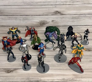 "Enorme paquete de 19 figuras de lujo coleccionables de Marvel Avengers de Disney Store" - Imagen 1 de 6