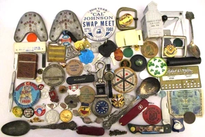 LOTE DE CAJONES DE CHATARRA VINTAGE FINCA LIMPIEZA #17 MONEDAS MILITARES FICHAS CUCHILLOS ALFILERES + - Imagen 1 de 6