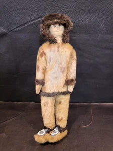 De colección Hecho a Mano Inuit Alaska 17" Alto Piel Real, Con Ojos de Vidrio Cuentas Años 50  - Imagen 1 de 11