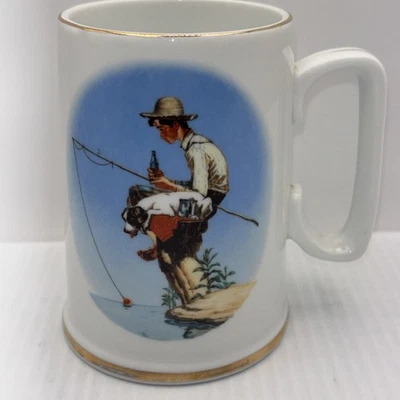 Taza Coca-Cola Out Fishin’ Tankard 1995 inspirada en Norman Rockwell borde dorado Foto 1 de 3