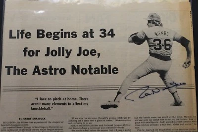 Página completa de revista de noticias deportivas autografiada por Joe Niekro Astros  Foto 1 de 3