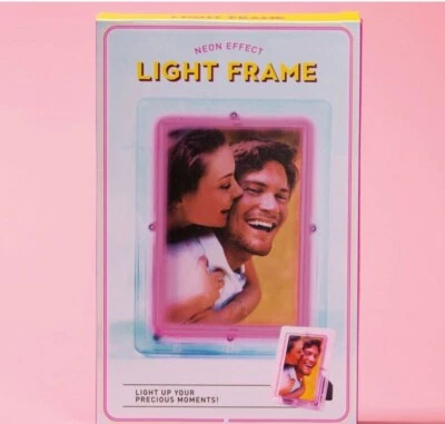 Marco de fotos iluminado efecto neón - ¡Ilumina tus preciosos momentos! Foto 1 de 4